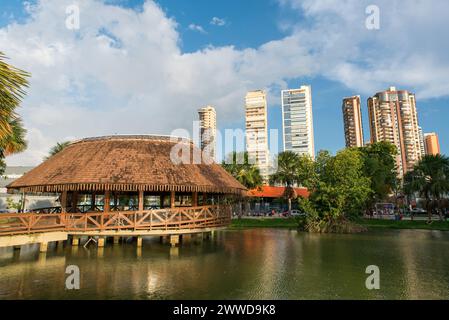 Salle de concert en bois sur l'eau et les grands immeubles d'appartements au complexe touristique Ver o Rio dans la ville de Belem Banque D'Images