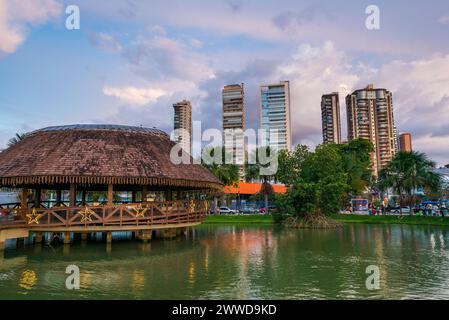 Salle de concert en bois sur l'eau et les grands immeubles d'appartements au complexe touristique Ver o Rio dans la ville de Belem Banque D'Images