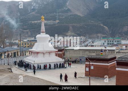 Des gens cirabulant autour d'un stupa dans le complexe du monastère de Labrang à Xiahe, province du Gansu, Chine. Banque D'Images