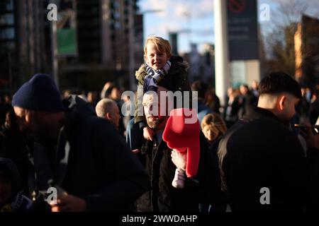 Londres, Royaume-Uni. 23 mars 2024. Les fans de l'Angleterre descendent Wembley Way jusqu'au stade avant le match amical international entre l'Angleterre et le Brésil au stade de Wembley le 23 mars 2024 à Londres, en Angleterre. (Photo de Daniel Chesterton/phcimages.com) crédit : PHC images LTD/Alamy Live News Banque D'Images