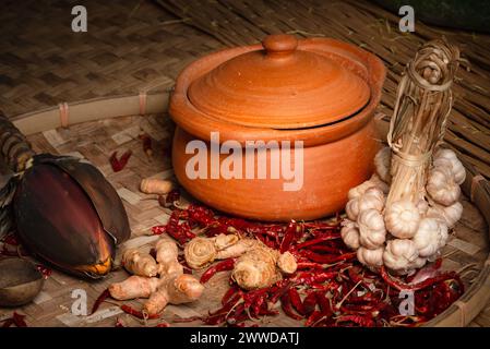 Nature morte des épices sèches herbes dans le plateau de papier de palme et glay pot oriental de cuisine en gros plan Banque D'Images