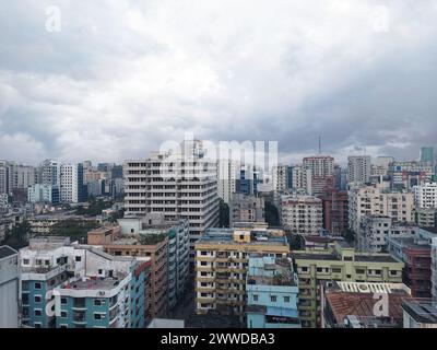 Magnifique prise de vue aérienne par drone de soirée au-dessus de Dacca, Bangladesh qui est densément peuplée. Ville de couleurs. Journée ensoleillée Banque D'Images