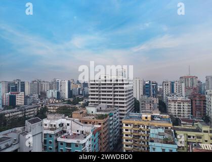 Magnifique prise de vue aérienne par drone de soirée au-dessus de Dacca, Bangladesh qui est densément peuplée. Ville de couleurs. Journée ensoleillée Banque D'Images