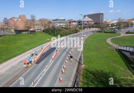 Riverside Road à Stockton, Angleterre, Royaume-Uni avec ses déviations de voies et cônes de circulation, y compris l'église baptiste et Hampton by Hilton Hôtel Banque D'Images