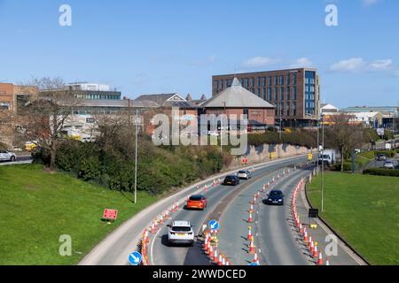 Riverside Road à Stockton, Angleterre, Royaume-Uni avec ses déviations de voies et cônes de circulation, y compris l'église baptiste et Hampton by Hilton Hôtel Banque D'Images