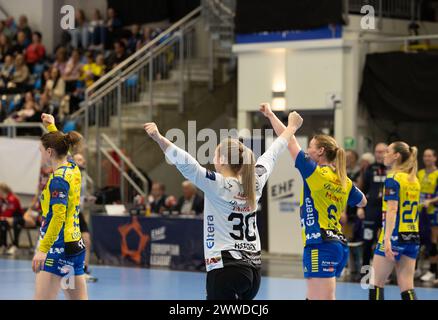 Hamar, Norvège. 23 mars 2024. Hamar, Norvège, le 23 mars 2024 : les joueurs de Storhamar célèbrent après avoir marqué lors du match de handball féminin de la Ligue européenne EHF entre Storhamar et Thuringer au Boligpartner Arena à Hamar, Norvège (Ane Frosaker/SPP) crédit : SPP Sport Press photo. /Alamy Live News Banque D'Images