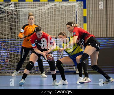 Hamar, Norvège. 23 mars 2024. Hamar, Norvège, 23 mars 2024 : bataille pour le ballon lors du match de handball féminin de la Ligue européenne EHF entre Storhamar et Thuringer à la Boligpartner Arena de Hamar, Norvège (Ane Frosaker/SPP) crédit : SPP Sport Press photo. /Alamy Live News Banque D'Images