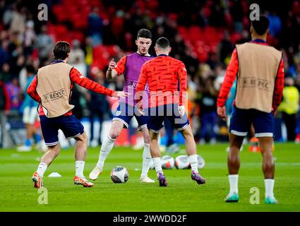 L'anglais Declan Rice se réchauffe avant un match amical international au stade de Wembley, à Londres. Date de la photo : samedi 23 mars 2024. Banque D'Images