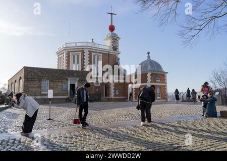 Londres, Royaume-Uni, 23 mars 2024. Les visiteurs prenant des selfies à la ligne méridienne lors de leur visite à Greenwich Park par un samedi ensoleillé au printemps, en Angleterre. Crédit : xiu bao/Alamy Live News Banque D'Images