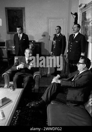 Le président argentin Héctor José Cámpora (à gauche) rencontre le président chilien Salvador Allende Gossens (à droite) à la Maison du gouvernement, Buenos Aires, le 25 mai 1973. Banque D'Images
