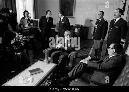 Le président argentin Héctor José Cámpora (à gauche) rencontre le président chilien Salvador Allende Gossens (à droite) à la Maison du gouvernement, Buenos Aires, le 25 mai 1973. Banque D'Images