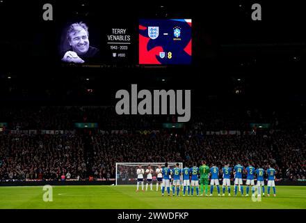 Les joueurs et les fans prennent part à une minute d'applaudissements en mémoire de l'ancien entraîneur anglais Terry Venables avant un match amical international au stade de Wembley, à Londres. Date de la photo : samedi 23 mars 2024. Banque D'Images