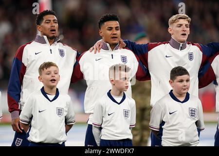 L'Anglais Jude Bellingham (à gauche) avec ses coéquipiers Ollie Watkins et Anthony Gordon lors de l'hymne national avant le match amical international au stade de Wembley, à Londres. Date de la photo : samedi 23 mars 2024. Banque D'Images