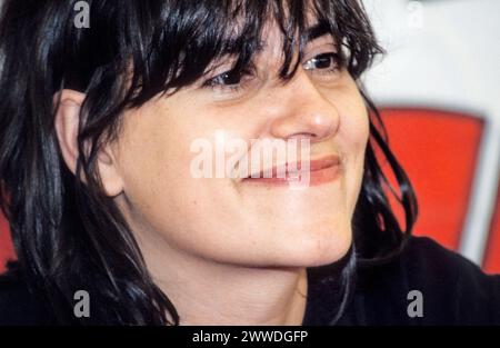 ELASTICA, READING FESTIVAL, 2000 : Justine Frischmann du groupe indie rock Elastica dans The Signing Tent au Reading Festival, 26 août 2000. Photo : Rob Watkins. INFO : Elastica, un groupe de rock alternatif britannique formé en 1992, est acclamé avec leur premier album éponyme. Des hits comme 'Connection' ont présenté leurs influences post-punk et New wave. Dirigée par Justine Frischmann, la contribution d'Elastica à l'ère Britpop est significative. Banque D'Images