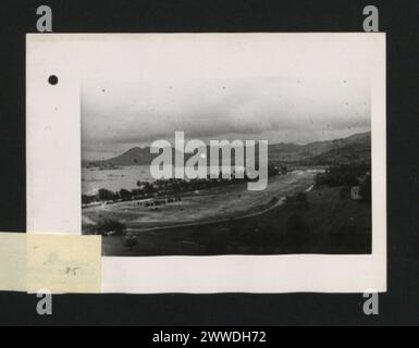 Description : Windwards. - Lucia. Terrain d'atterrissage de Vigie regardant vers le nord-ouest. Le petit bâtiment terminal peut être vu à l'angle sud-ouest. Lieu : Sainte-Lucie, Îles du vent, Antilles date : août 1944 caraïbes, caribbeanthralens Banque D'Images