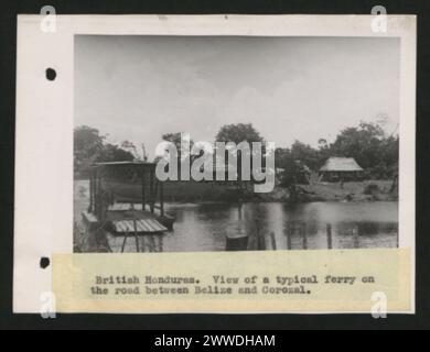 Description : Honduras britannique. Vue d'un ferry typique sur la route entre Belize et Corozal. Lieu : Belize date : juillet 1944 belize, caraïbes, britishhonduras, caribbeanthrough alens Banque D'Images