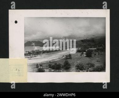 Description : Windwards. - Lucia. Terrain d'atterrissage de Vigie regardant vers le nord. La photographie a été prise d'une colline légèrement à l'est de l'approche. Le vent dominant vient du nord et le décollage se fait par conséquent vers les collines. Lieu : Sainte-Lucie, Îles du vent, Antilles date : août 1944 caraïbes, caribbeanthralens Banque D'Images