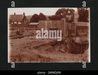 Description : le bâtiment à gauche est la maison du maréchal Bertrand. Cette image montre certains des hangars disgracieux et l'un des fosses, qui sont clairement visibles depuis le porche de Longwood Old House. Lieu : Sainte-Hélène date : 1933 Banque D'Images