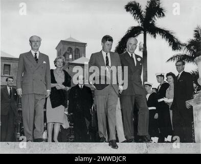 Jack Hatless Description : le célèbre président Kennedy sans haine quitte Goverment House aux Bermudes agrippant une fedora suivi par le premier ministre britannique Harold Macmillan et son épouse Dorothy. MacMillan tenait à négocier l'accès britannique à la technologie nucléaire américaine. Date : décembre 1961 Président, chapeaux, nucléaire, jfk, caraïbes, bermudes, kennedy, macmillan, 1961, primeminister, johnfkennedy, hatless, haroldmacmillan, colonaloffice, caribbeanthralens Banque D'Images