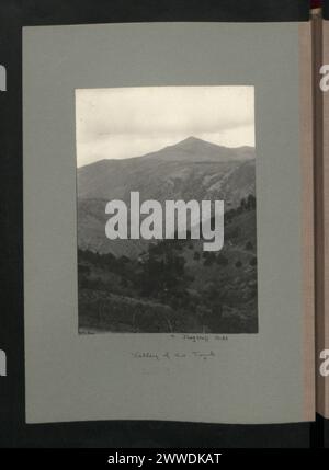 La vallée de la tombe sur Sainte-Hélène, photographiée en 1914, montre le paysage entourant les lieux de sépulture et les caractéristiques historiques de l'île. Banque D'Images