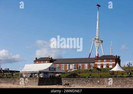 Île de Barry, pays de Galles du Sud, Royaume-Uni. 23 mars 2024. L'aérospatiale domine l'horizon. Henry Danter, propriétaire du Barry Island Pleasure Park, a menacé de cesser les investissements jusqu'à ce que ce qui est décrit comme un meilleur soutien aux entreprises de la région. Il a également dit qu'il envisagerait de déplacer Aerospace et d'autres manèges hors du parc alors qu'il a du mal à augmenter ses revenus. Il cherche à investir 20 millions de livres sterling, la construction d'un parc de caravanes, où sur Hayes Road, ce qui n'est prétendument pas approprié en raison de sa présence entre l'école pour besoins spéciaux Beechwood College et Ty Hafan Children's Hospice. Crédit : Andrew Bartlett/Alamy Live News Banque D'Images