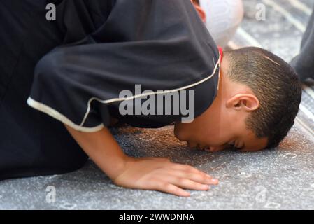 Un garçon musulman prie à genoux en touchant son nez au sol (Sujud) pendant la cinquième prière du jour (Isha) pendant le Ramadan à la mosquée islamique de Vendrell. La communauté musulmane d'El Vendrell célèbre le Ramadan et leur rassemblement à la mosquée islamique de la ville pour effectuer la prière de nuit appelée 'Isha'. Dans Vendrell il y a environ 2 600 personnes enregistrées de différentes nationalités et leur religion est l'Islam, outre les fils et les filles de ces immigrés déjà nés en Espagne, où il y a environ 3 000 musulmans dans une ville d'environ 39 000 habitants. Avant de prier, Banque D'Images