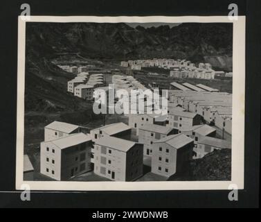 La raffinerie de pétrole de la colonie d'Aden, au Yémen, a commencé sa production en 1954, emploie plus de 2 000 travailleurs, traite 5 000 000 tonnes par an et prend en charge la manutention de cargaisons et le ravitaillement en carburant des navires. Banque D'Images