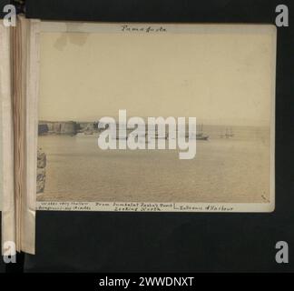 Vue depuis le tombeau de Jumbalat Pacha à Famagouste, Chypre, prise entre 1900 et 1910, montrant la direction nord et l'entrée du port dans un cadre méditerranéen côtier. Banque D'Images