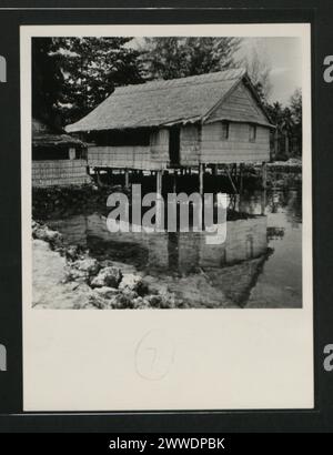 Description : une maison au bord de l'eau à Gizo. Localisation : Gizo, Îles Salomon australasie, océanie, îles Solomoniles, australasiathrough alens Banque D'Images