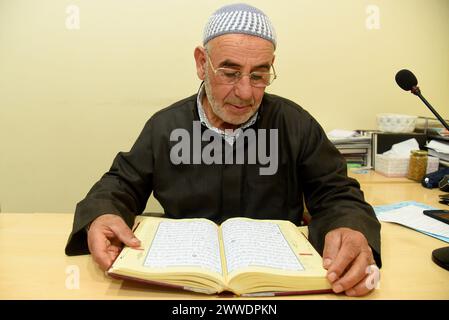 Vendrell, Tarragone, Espagne. 22 mars 2024. Le directeur de la mosquée islamique de Vendrell Hassan Smini lit des chapitres du Livre Saint du Coran pendant le Ramadan avant la prière de la cinquième nuit. La communauté musulmane d'El Vendrell célèbre le Ramadan et leur rassemblement à la mosquée islamique de la ville pour effectuer la prière de nuit appelée ''Isha''. Dans Vendrell il y a environ 2 600 personnes enregistrées de différentes nationalités et leur religion est l'Islam, outre les fils et les filles de ces immigrés déjà nés en Espagne, où il y a environ 3 000 musulmans dans une ville d'environ 39 000 hab Banque D'Images