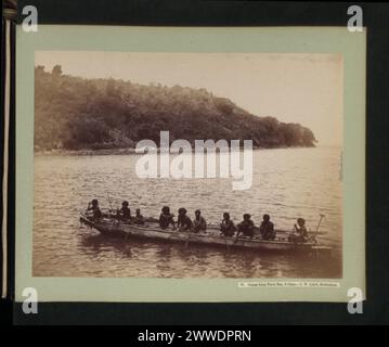 Canoë depuis Farm Bay sur le cap sud de la Papouasie-Nouvelle-Guinée, photographié par J.W. Lindt de Melbourne. Le canot est un bateau traditionnel utilisé pour voyager et pêcher dans les eaux côtières. Banque D'Images