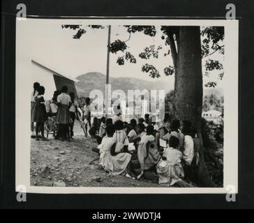 Élèves qui suivent un cours en plein air à l'école primaire Road Town, Tortola, Îles Vierges, en décembre 1960, montrant des activités en classe et un environnement d'apprentissage en plein air. Banque D'Images