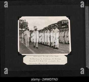Une parade cérémonielle tenue dans les douves de Chypre le 2 juin 1953 montre son Excellence le Gouverneur Sir Andrew Wright K.C.M.G M.C inspectant les troupes pendant les célébrations du jour du couronnement marquant l’accession de la reine Elizabeth II. Banque D'Images