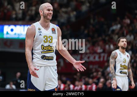 Milan, Italie. 22 mars 2024. Nick Calathes #33 de Fenerbahce Beko Istanbul réagit lors du match de la saison régulière de Turkish Airlines EuroLeague 2023/24 Round 31 entre EA7 Emporio Armani Milan et Fenerbahce Beko Istanbul au Mediolanum Forum. Score final ; EA7 Milan 77:76 Fenerbahce. (Photo de Fabrizio Carabelli/SOPA images/Sipa USA) crédit : Sipa USA/Alamy Live News Banque D'Images