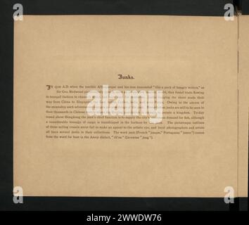 Une vue des jonques à Hong Kong de 1930 à 1940, montrant des voiliers traditionnels chinois sur l'eau, amarrés le long du port. Banque D'Images