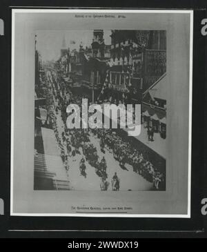 Photographie de la gouverneure générale arrivant à Sydney, en Nouvelle-Galles du Sud, Australie, passant par King Street le 15 décembre 1900, montrant une procession et une scène de rue. Banque D'Images