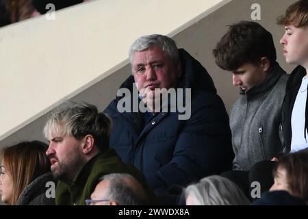 Nottingham le samedi 23 mars 2024. Steve Bruce lors du match de Sky Bet League 2 entre Notts County et Salford City à Meadow Lane, Nottingham le samedi 23 mars 2024. (Photo : Jon Hobley | mi News) crédit : MI News & Sport /Alamy Live News Banque D'Images