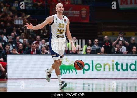 Milan, Italie. 22 mars 2024. Nick Calathes #33 de Fenerbahce Beko Istanbul gestes lors du match de la saison régulière de Turkish Airlines EuroLeague 2023/24 Round 31 entre EA7 Emporio Armani Milan et Fenerbahce Beko Istanbul au Mediolanum Forum. Score final ; EA7 Milan 77:76 Fenerbahce. (Photo de Fabrizio Carabelli/SOPA images/Sipa USA) crédit : Sipa USA/Alamy Live News Banque D'Images