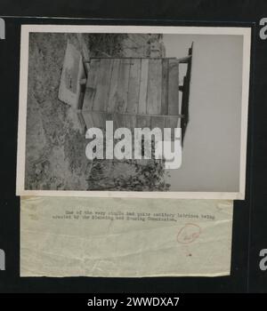 Description : une des latrines très simples mais assez hygiéniques en cours de construction par la Commission de planification et de logement. Lieu : Frederick Village, Trinité-et-Tobago date : 1949 caraïbes, caribbeanthralens Banque D'Images