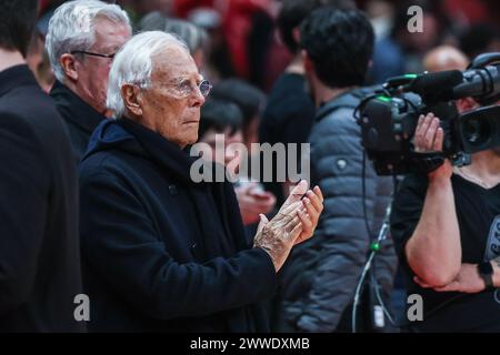 Milan, Italie. 22 mars 2024. Giorgio Armani vu lors du match Round 31 de la saison régulière de Turkish Airlines EuroLeague 2023/24 entre EA7 Emporio Armani Milan et Fenerbahce Beko Istanbul au Mediolanum Forum. Score final ; EA7 Milan 77:76 Fenerbahce. (Photo de Fabrizio Carabelli/SOPA images/Sipa USA) crédit : Sipa USA/Alamy Live News Banque D'Images