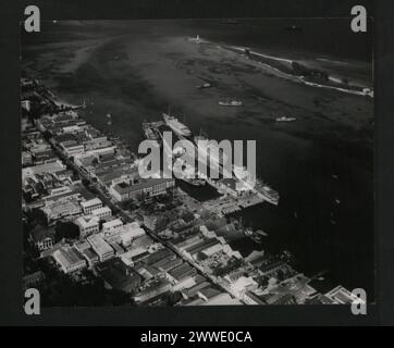 Description : les navires de croisière qui amènent des vacanciers de Miami se fixent au quai Prince George à Nassau (installations d'amarrage récemment agrandies pour accueillir un nombre croissant de navires visitant le port). Lieu : Nassau, Bahamas date : 1958-1961 caribbean, bahamas, caribbeanthrough alens Banque D'Images