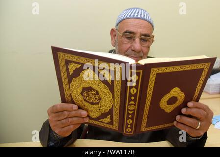 Vendrell, Tarragone, Espagne. 22 mars 2024. Le directeur de la mosquée islamique de Vendrell Hassan Smini lit des chapitres du Livre Saint du Coran pendant le Ramadan avant la prière de la cinquième nuit. La communauté musulmane d'El Vendrell célèbre le Ramadan et leur rassemblement à la mosquée islamique de la ville pour effectuer la prière de nuit appelée ''Isha''. Dans Vendrell il y a environ 2 600 personnes enregistrées de différentes nationalités et leur religion est l'Islam, outre les fils et les filles de ces immigrés déjà nés en Espagne, où il y a environ 3 000 musulmans dans une ville d'environ 39 000 hab Banque D'Images