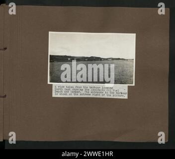 Description : une vue prise depuis le port regardant le nord-est montrant le dépôt de carburant Admiralty Oil et Camber. L'entrée du port est montrée à l'extrême droite de l'image. Lieu : Stanley, Îles Falkland date : 1932 Banque D'Images