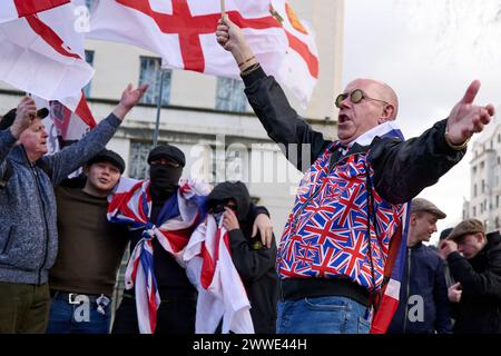 Londres, Angleterre, Royaume-Uni. 23 mars 2024. Environ 100 personnes se sont rassemblées pour le tournant de la manifestation ''rassemblement pour la culture britannique'' devant Downing Street le jour de la Saint-Georges. Les participants ont agité des drapeaux et chanté l'hymne national (crédit image : © Cal Ford/ZUMA Press Wire) USAGE ÉDITORIAL SEULEMENT! Non destiné à UN USAGE commercial ! Crédit : ZUMA Press, Inc/Alamy Live News Banque D'Images