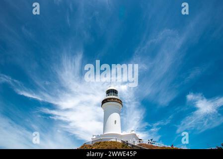 Phare de Cape Byron avec ciel bleu et nuages, Byron Bay, Nouvelle-Galles du Sud, Australie Banque D'Images