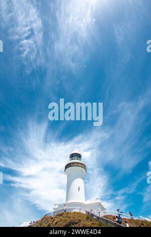 Phare de Cape Byron avec ciel bleu et nuages, Byron Bay, Nouvelle-Galles du Sud, Australie Banque D'Images