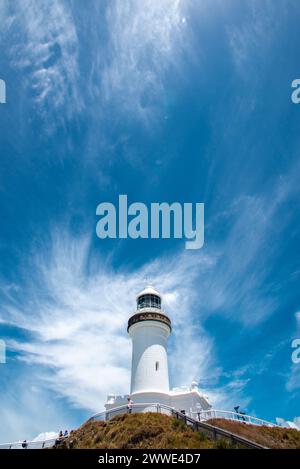 Phare de Cape Byron avec ciel bleu et nuages, Byron Bay, Nouvelle-Galles du Sud, Australie Banque D'Images