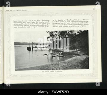Ancienne station baleinière à Twofold Bay, Nouvelle-Galles du Sud, Australie, montrant des structures utilisées pour le traitement des baleines et les installations côtières en 1920. Banque D'Images