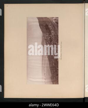 Vue de la ville de Gibraltar depuis Devil's Cap en 1879, montrant l'aménagement urbain, les bâtiments, les rues et le terrain environnant à la base du Rocher. Banque D'Images