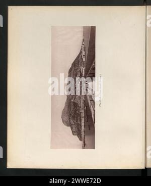 Vue du rocher de Gibraltar depuis Devil's Tongue en 1879, montrant les falaises calcaires, le terrain côtier et les paysages environnants. Banque D'Images